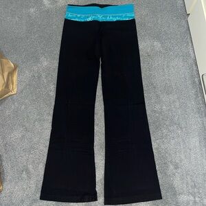 Lululemon Groove Pant Size 6 with Turquoise Waistband Detail